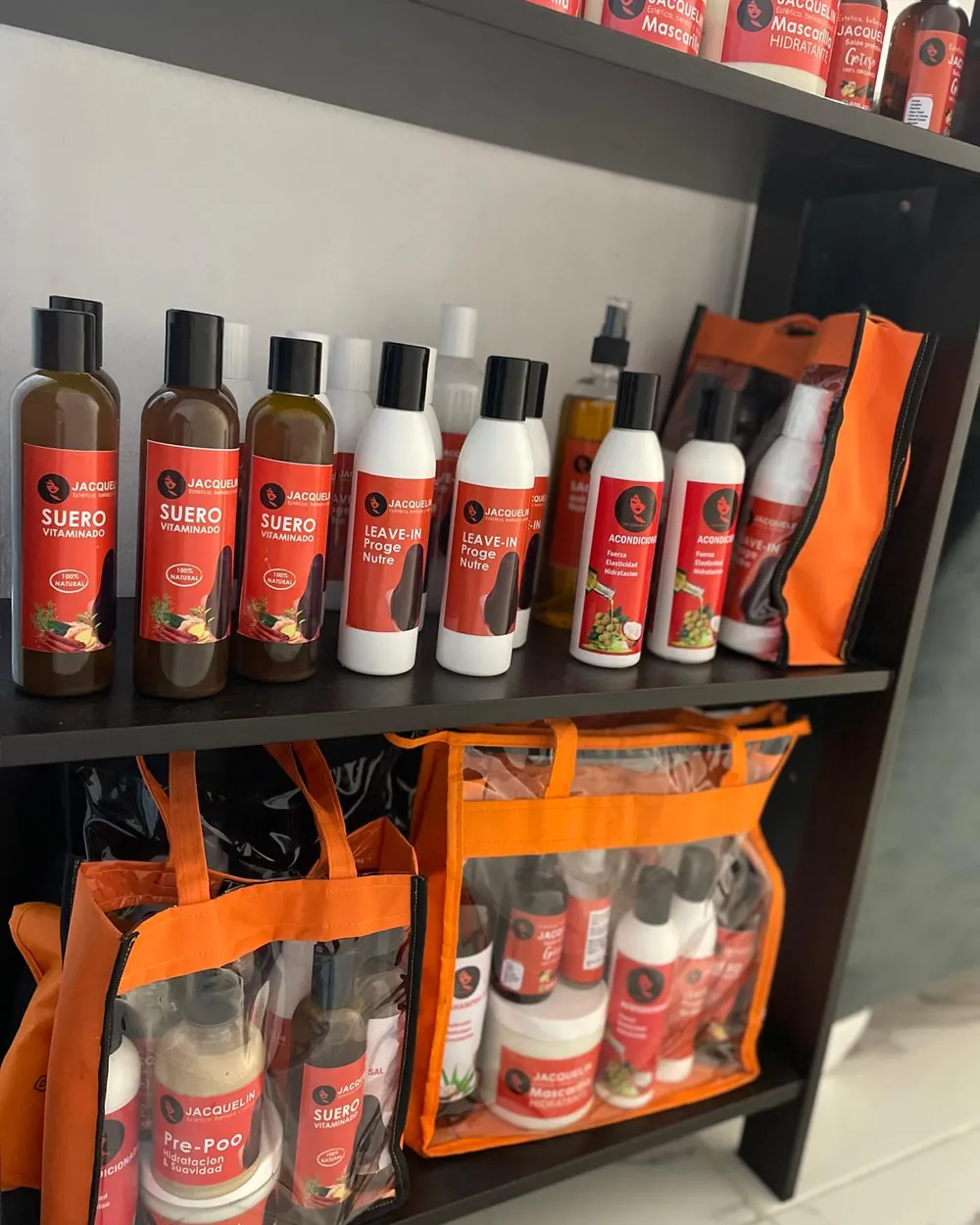 Estante con los productos de Jacquelin J.C