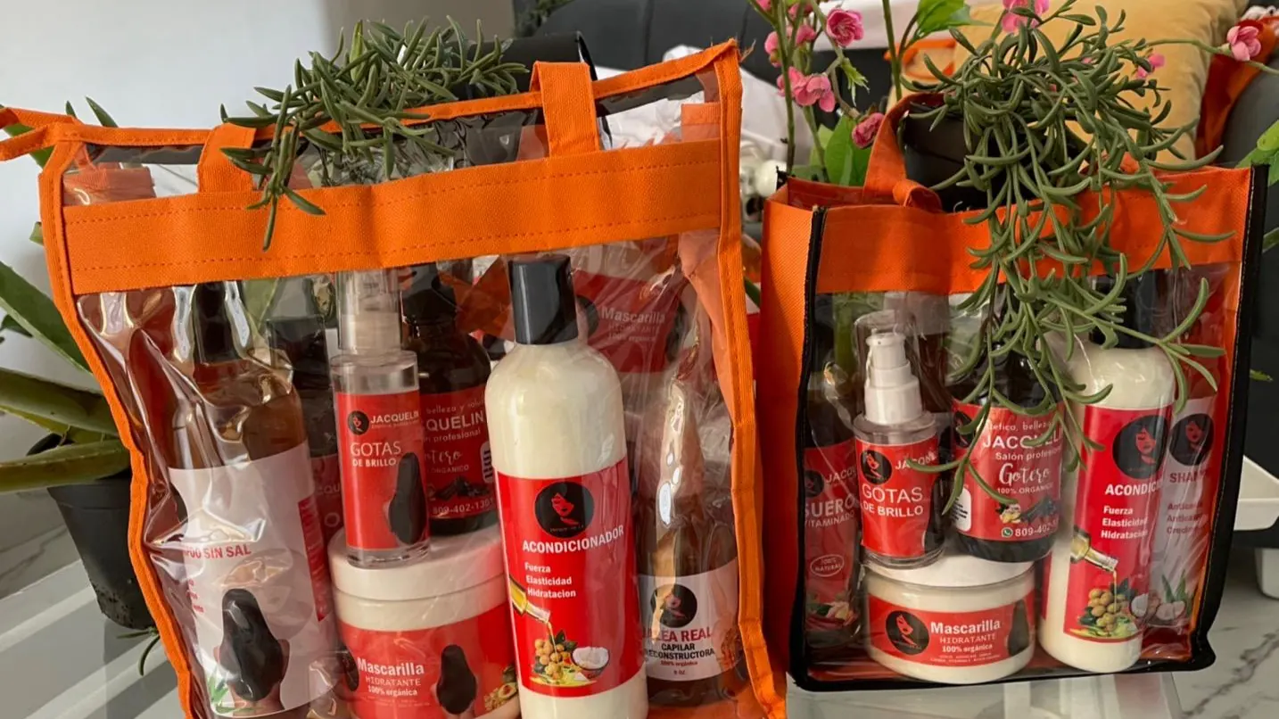 Kits de cuidado capilar Jacquelin J.C en bolsas naranjas